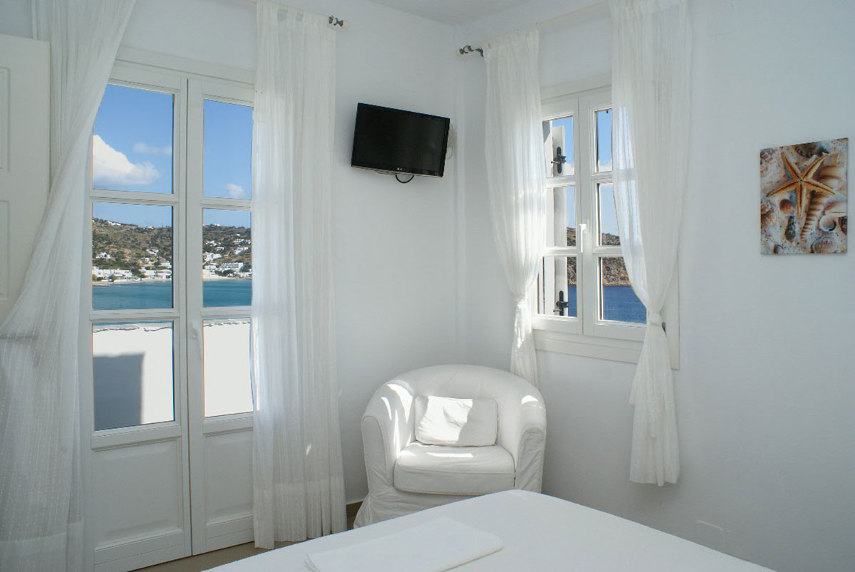 Akrotiraki apartments with magnificent view of Platis Gialos