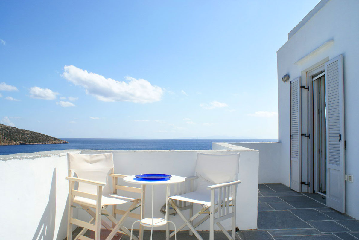 Akrotiraki apartments with magnificent view of Platis Gialos