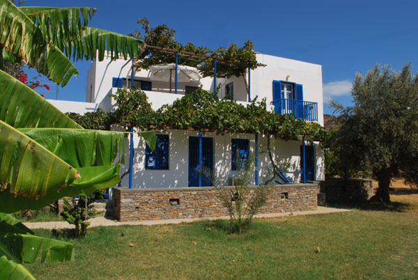 Makis studios at the village of Platis Gialos