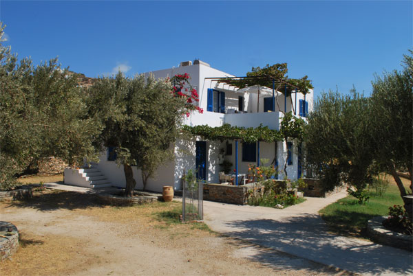 Makis studios at the village of Platis Gialos