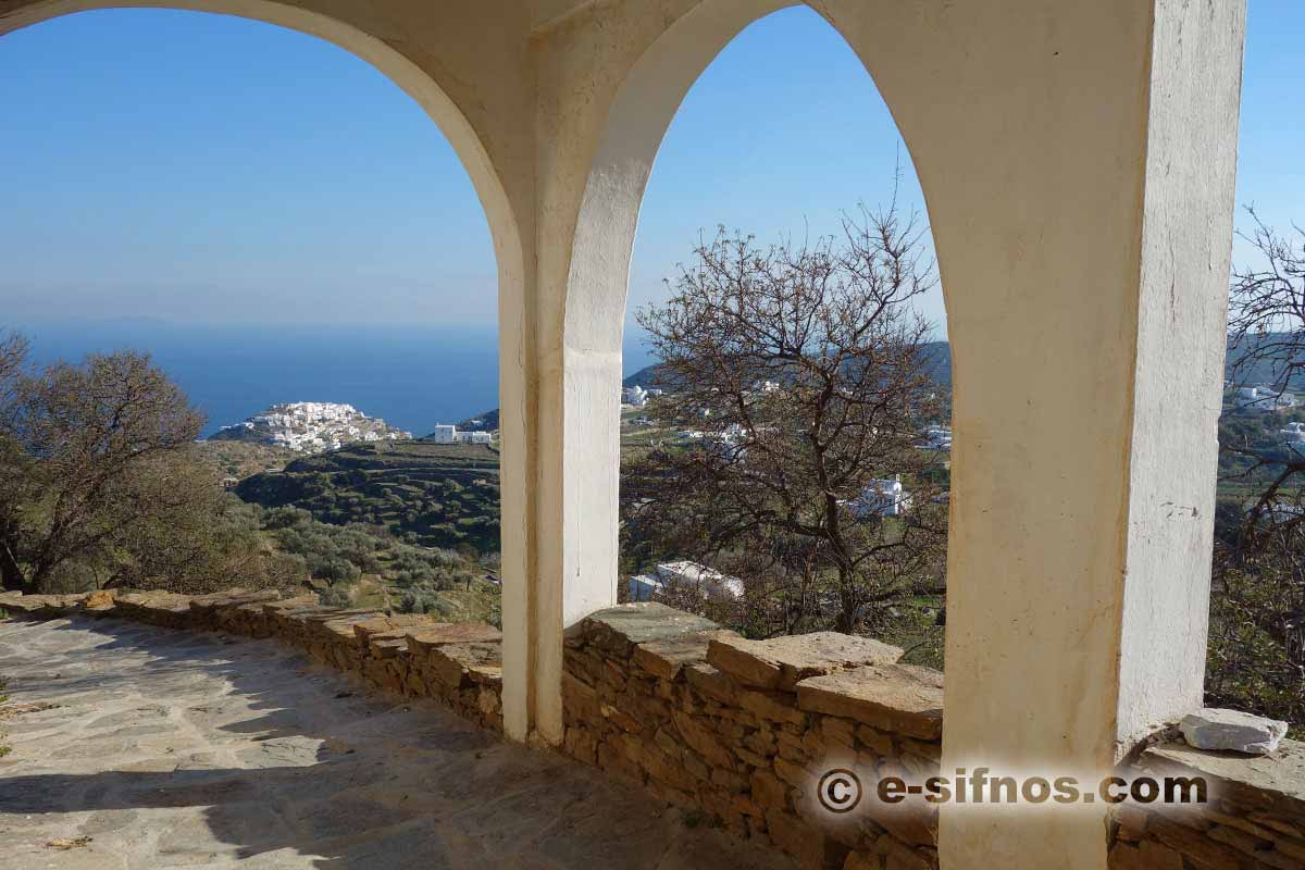 Arch with view to Kastro and the sea