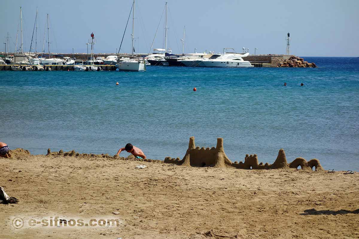 The sandy beach of Platis Gialos