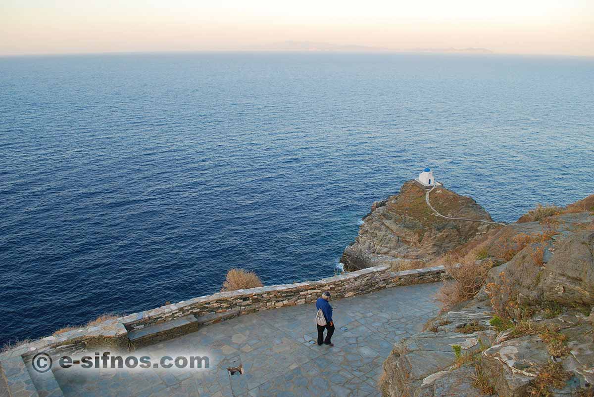 Walking at the peripheral path of Kastro in Sifnos