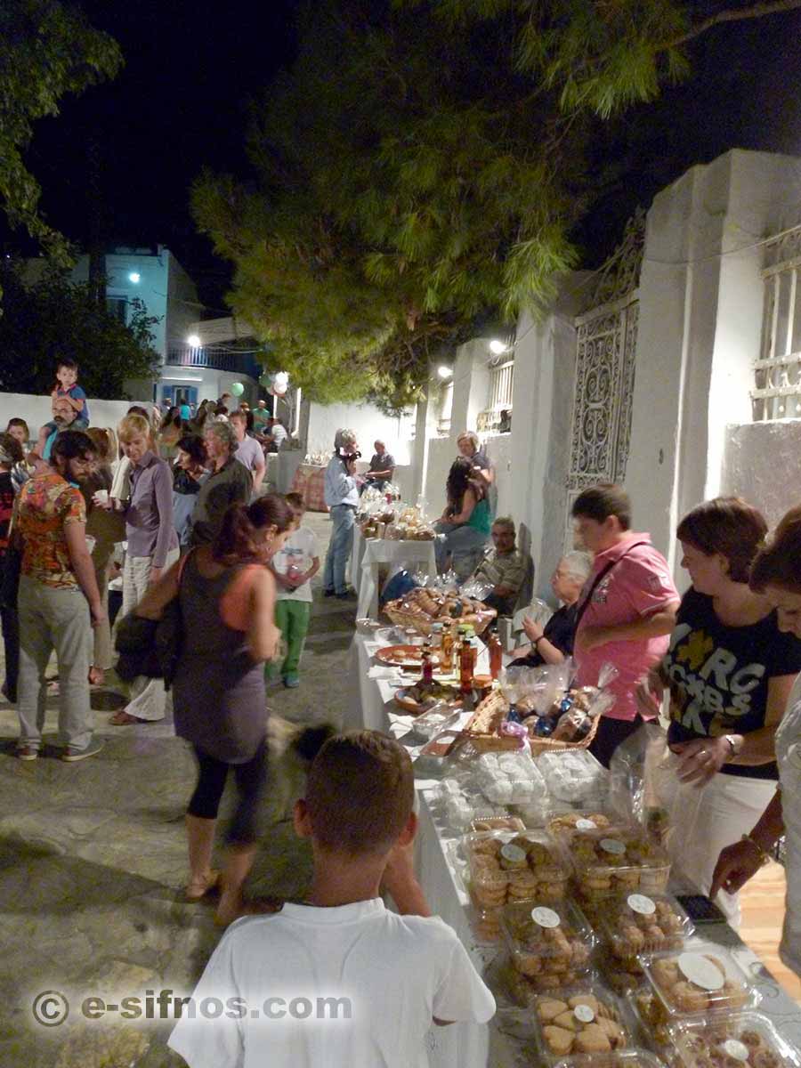 The small bazaar at the alley of Artemonas, at the Cycladic Gastronomy Festival