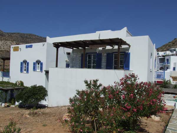 Zorbas rooms at an ideal location in Kamares