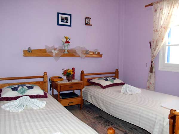 Zorbas rooms at an ideal location in Kamares