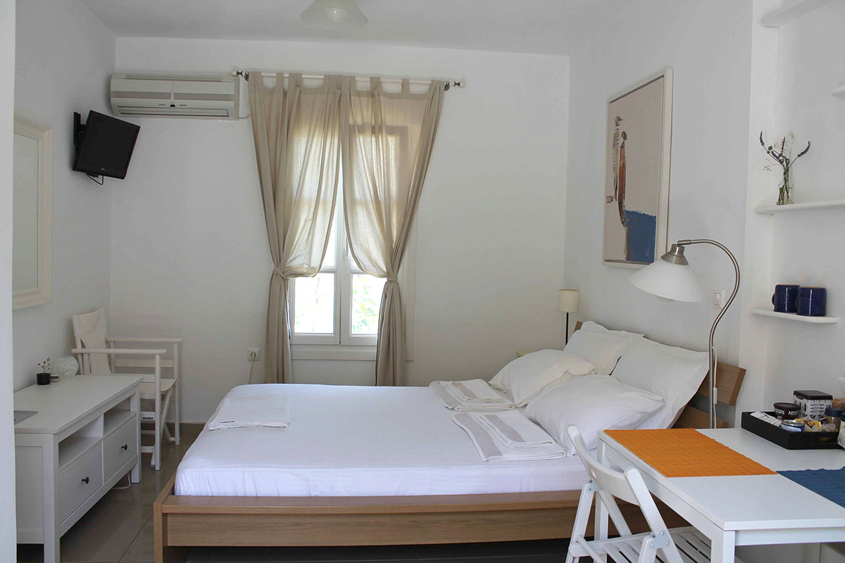 Akrotiraki apartments with magnificent view of Platis Gialos