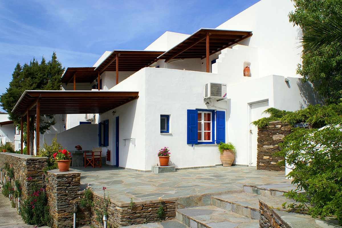 Maistros studios in Platis Gialos with spectacular views over the sea