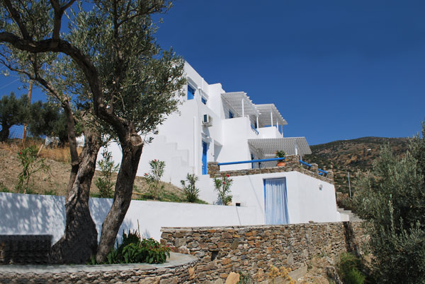 Fully equipped apartments Agnanti with sea view, at Vathi