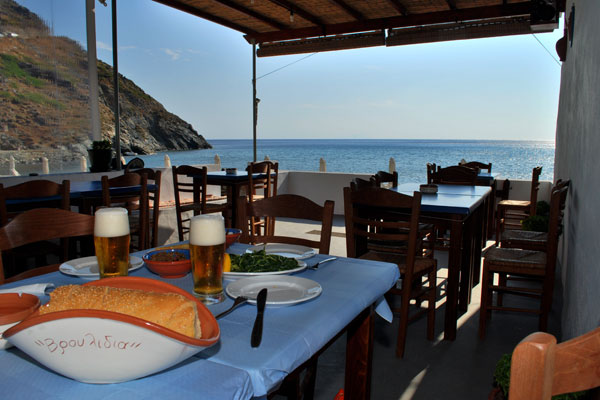 The cafe-restaurant Vroulidia, at the beach Vroulidia