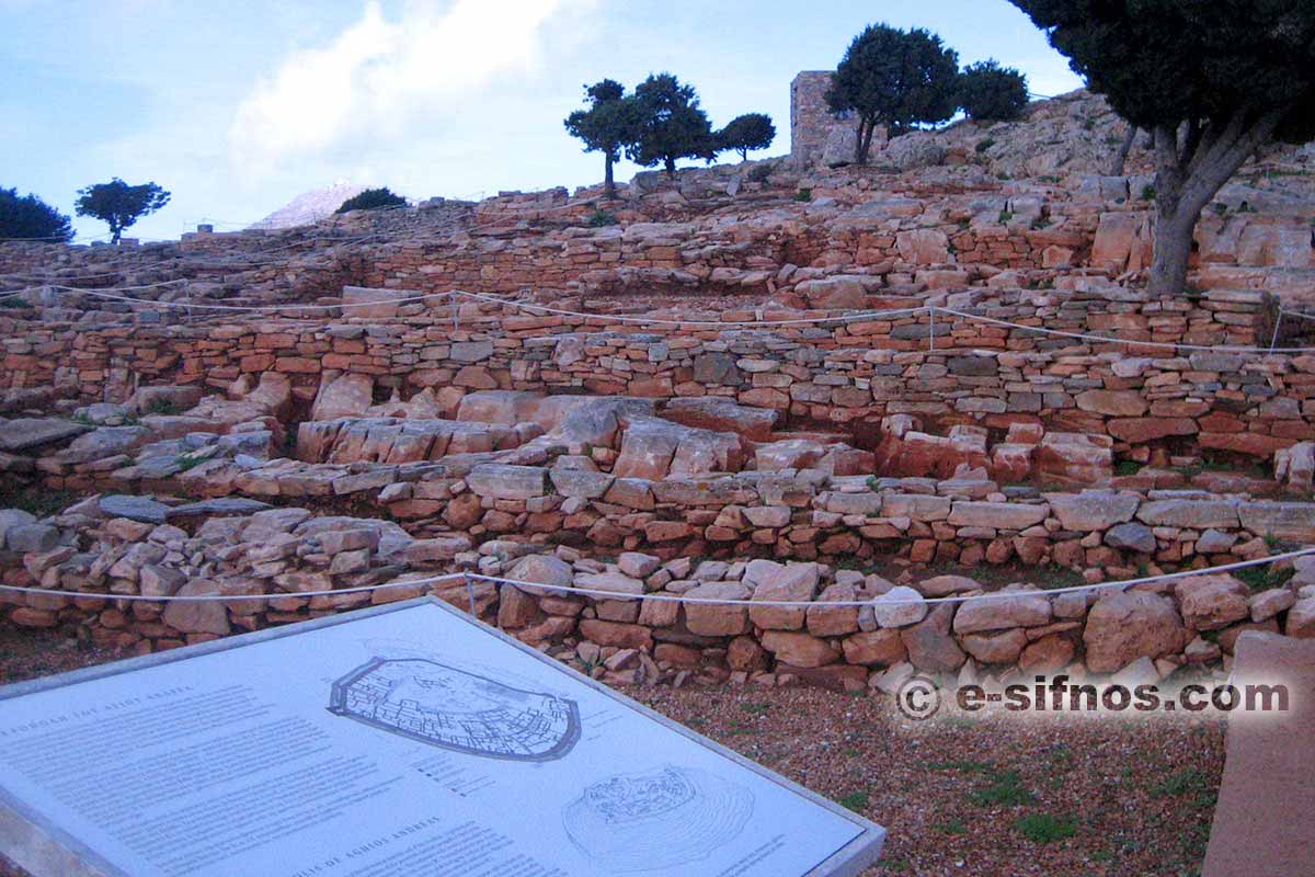 Walking around the Mycenaean Citadel of Agios Andreas in Sifnos