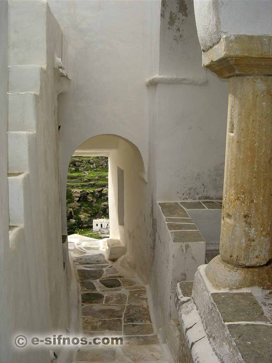 Alley in Kastro, foreground an ancient column