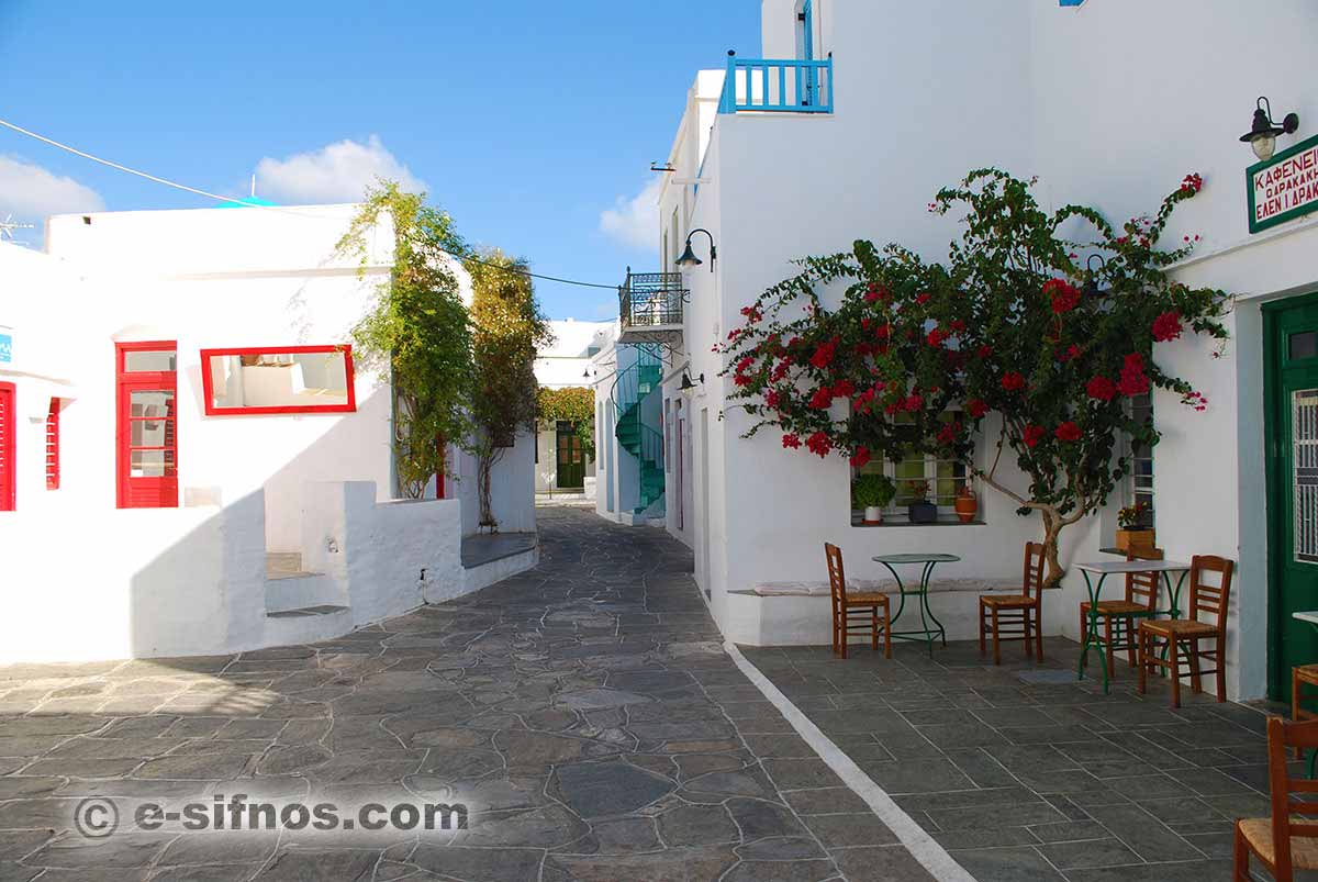 The traditional cafe Drakakis and Doloma bar in the alley of Apollonia