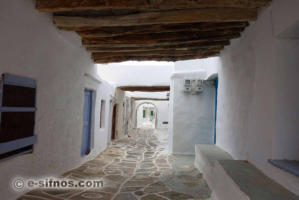Narrow alleys in the village of Kastro