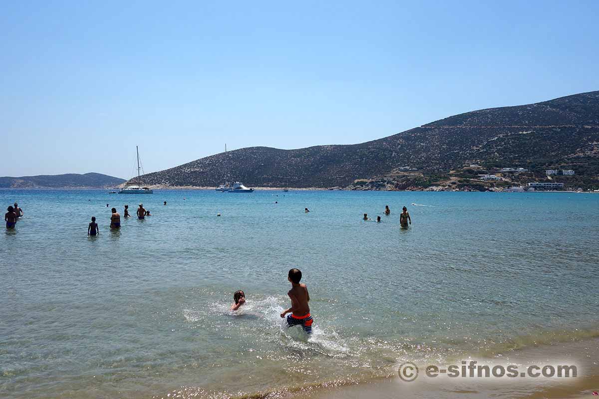 The sandy beach of Platis Gialos