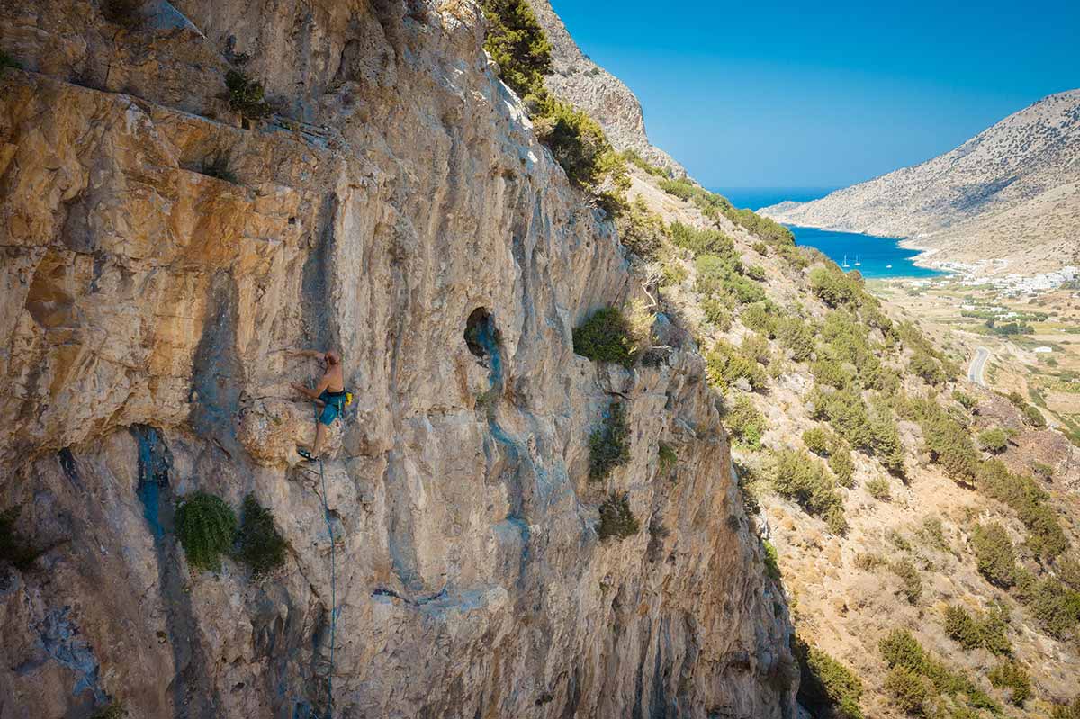 Climbing at the crag Metalia