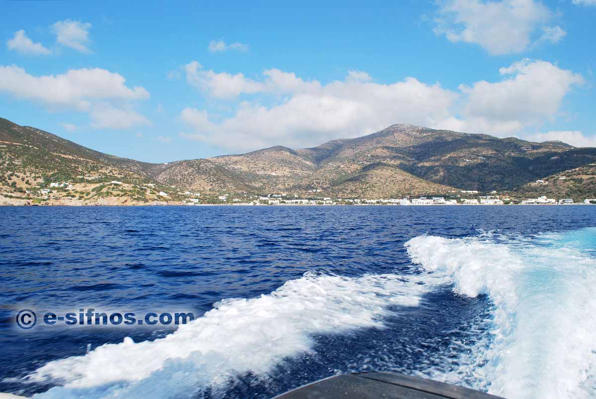 Departure from Platis Gialos bay in Sifnos